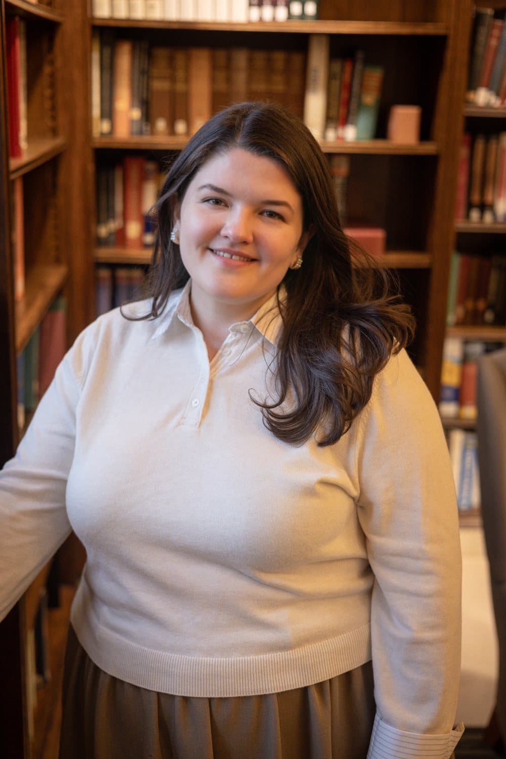 Claire-Marie Brisson, devant les rayonnages d'une bibliothèque